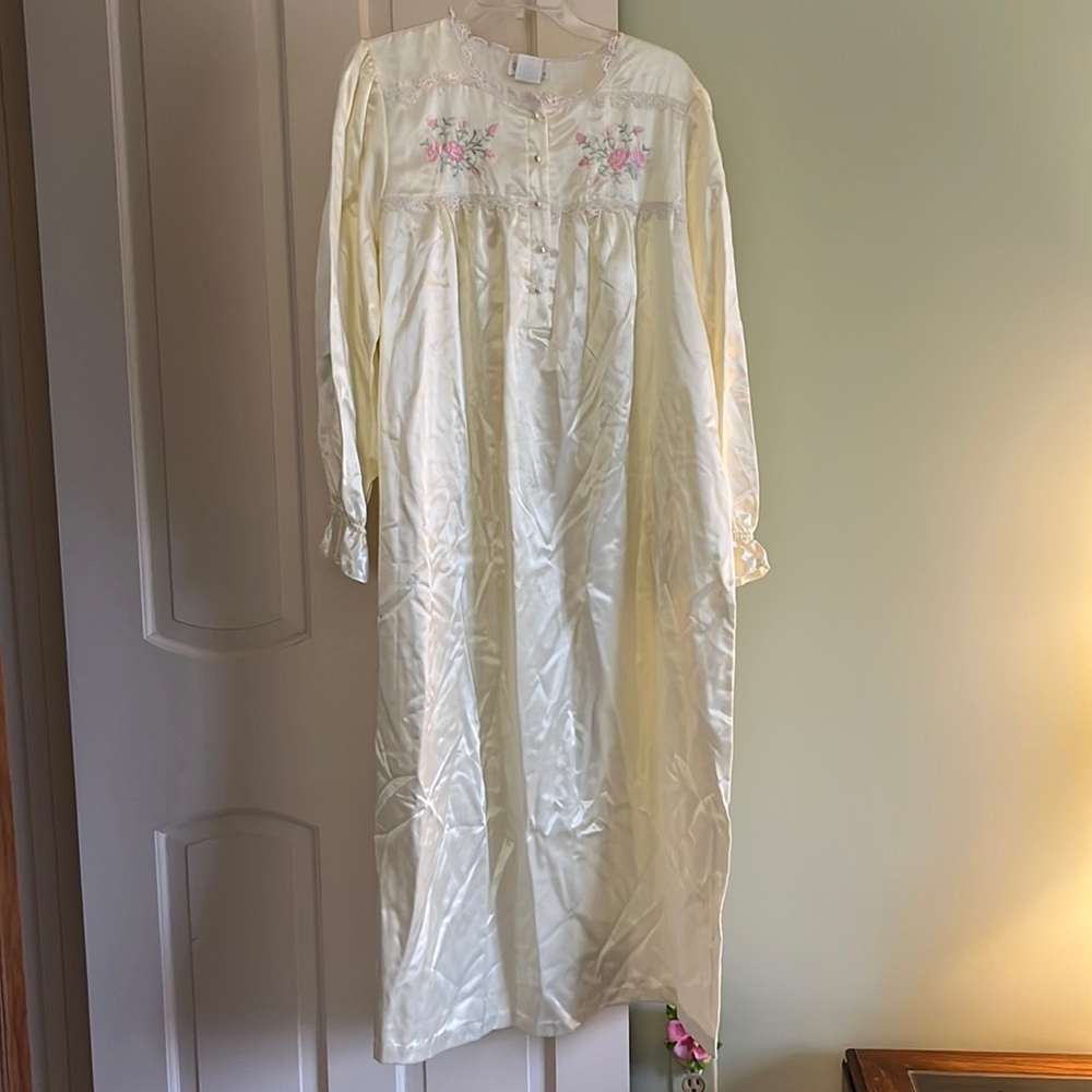 NWT Vintage Light Yellow Silky Character Nightgown